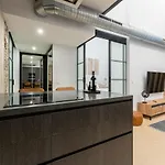 High Ceiling Gem In Heart Of Historic District Lägenhet *