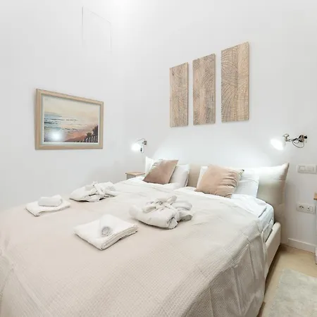 High Ceiling Gem In Heart Of Historic District * Málaga