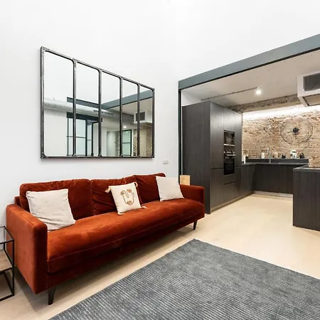 High Ceiling Gem In Heart Of Historic District *
