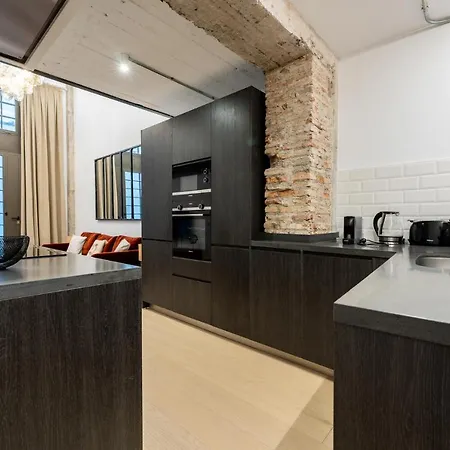 High Ceiling Gem In Heart Of Historic District