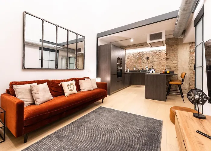High Ceiling Gem In Heart Of Historic District