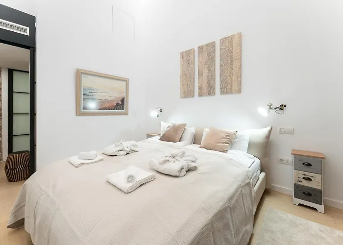 High Ceiling Gem In Heart Of Historic District * Málaga