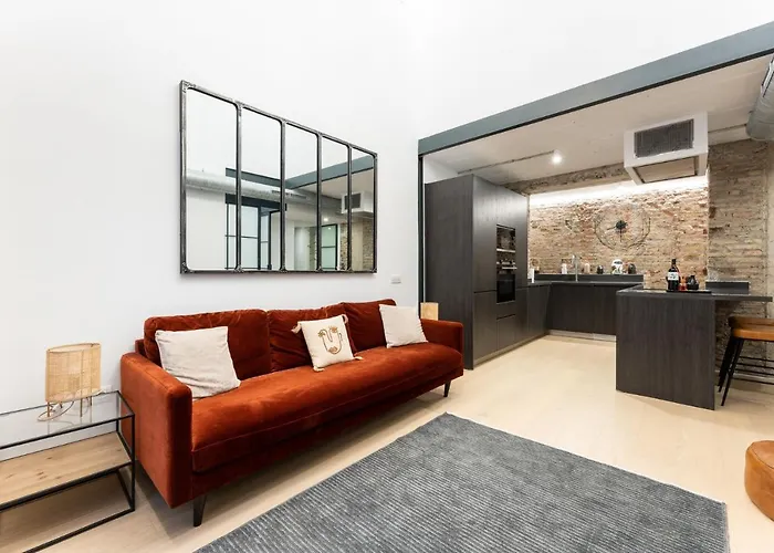 High Ceiling Gem In Heart Of Historic District *