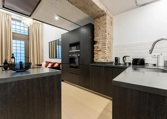 High Ceiling Gem In Heart Of Historic District
