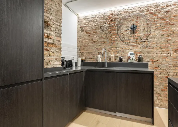 High Ceiling Gem In Heart Of Historic District *